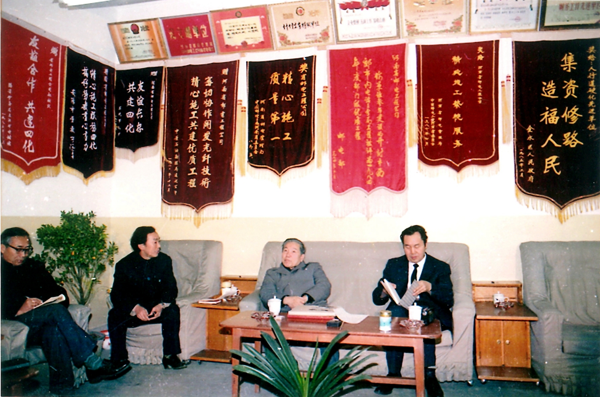 1990年，时任邮电部部长杨泰芳（中）莅临公司考察指导工作，省局领导师继先（右）、公司领导郑方中（左）在汇报工作。.jpg