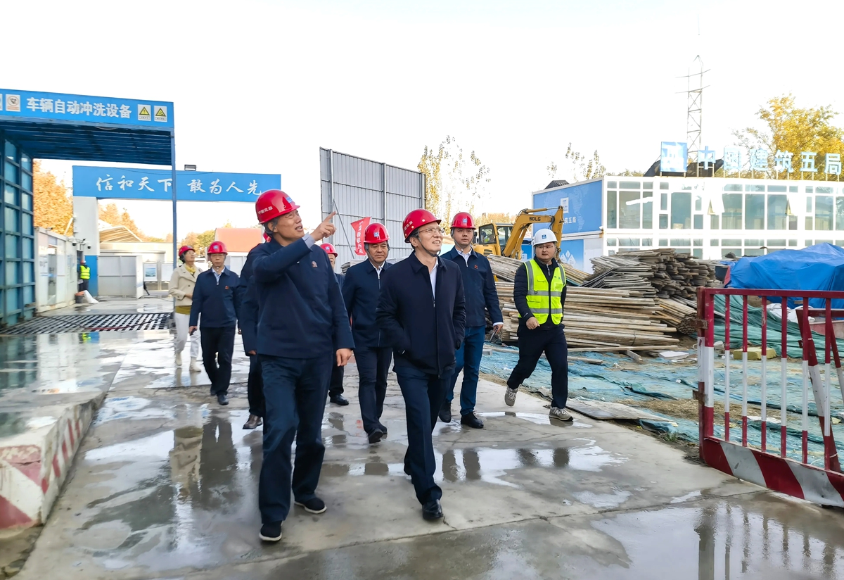 1764208568789977.jpg 5、陈总一行实地察看公司通信科研中心项目的建设情况.jpg