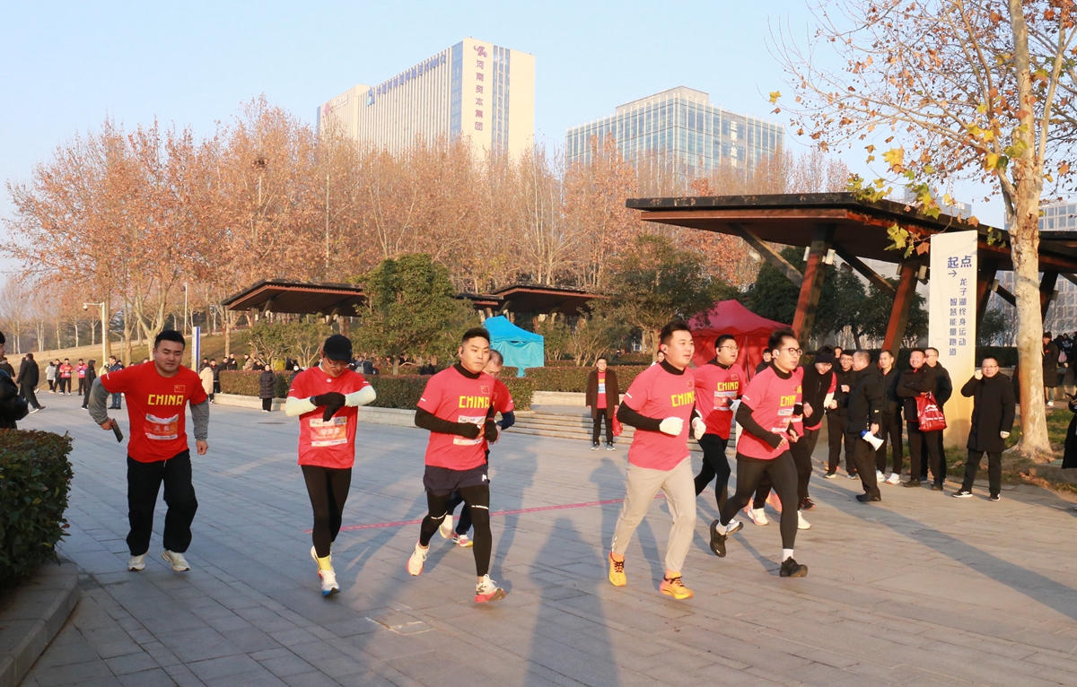 1767602227400238.jpg 半马起跑.JPG