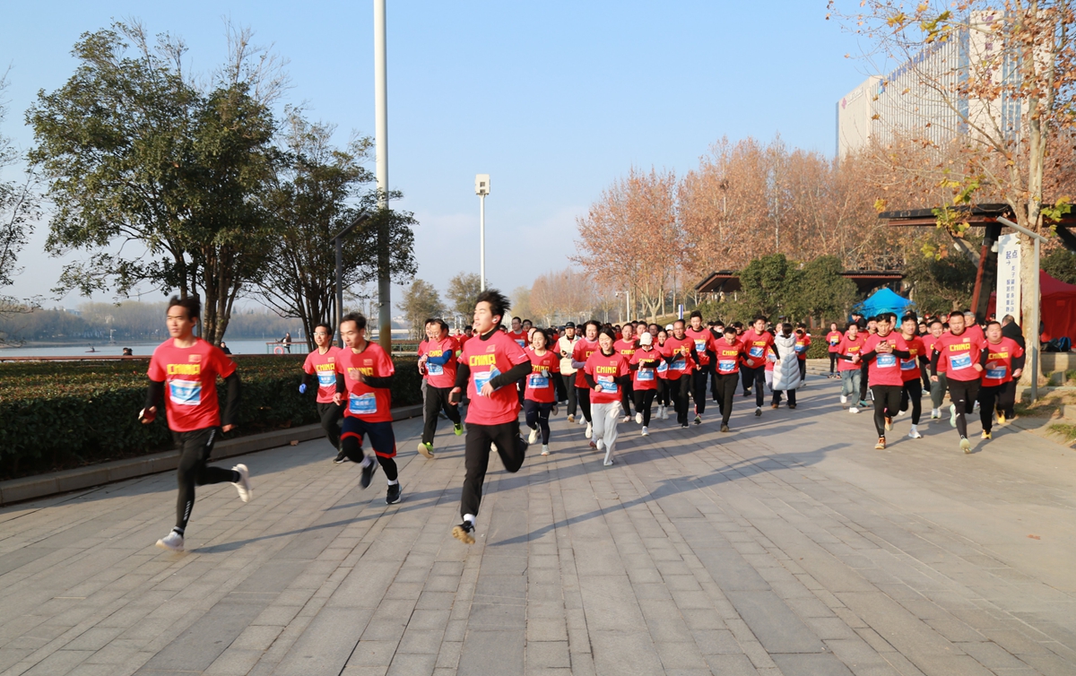 1767602232639710.jpg 5公里起跑.JPG