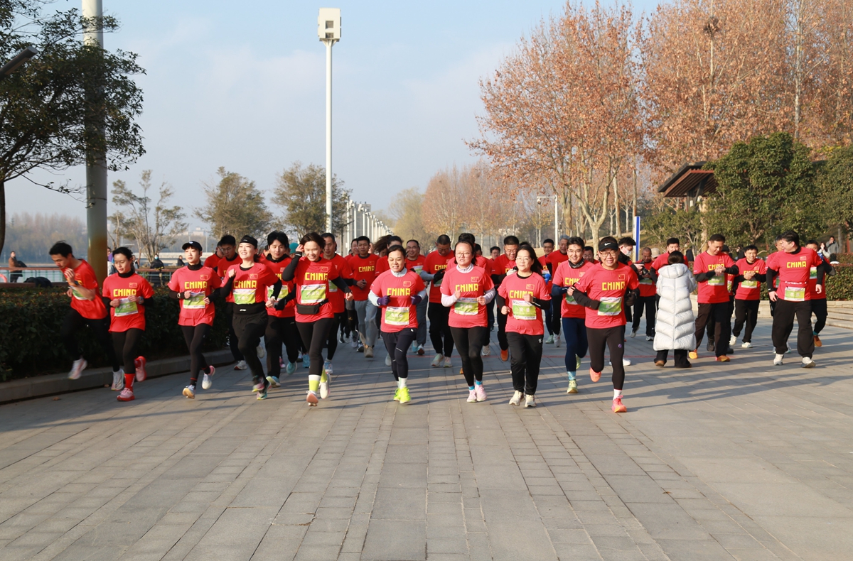 1767602237995152.jpg 10公里起跑.JPG